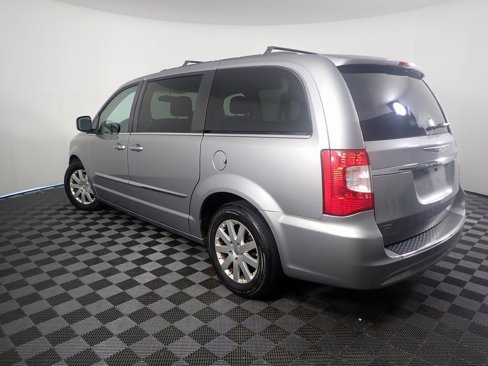 Used 2016 Chrysler Town & Country Touring image 10