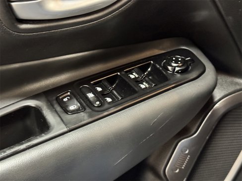 Used 2023 Jeep Renegade Latitude image 40