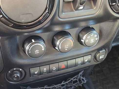 Used 2015 Jeep Wrangler Unlimited Sahara image 21