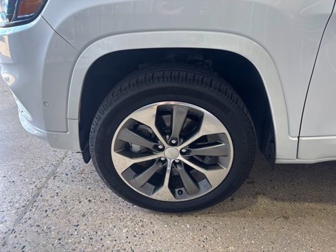 Used 2019 Jeep Cherokee Overland w/ Technology Group image 4