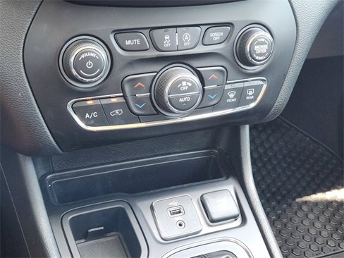 Used 2019 Jeep Cherokee Latitude Plus w/ Comfort/Convenience Group image 19