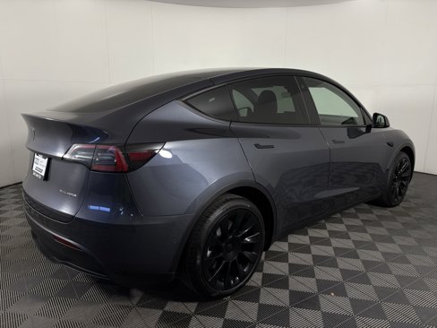 Used 2022 Tesla Model Y Long Range image 8