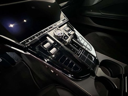 New 2025 Aston Martin V8 Vantage Coupe image 17