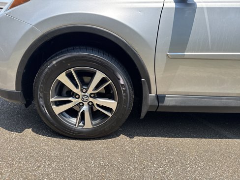 Used 2018 Toyota RAV4 XLE image 9
