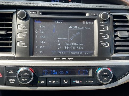 Used 2019 Toyota Highlander XLE w/ Phone Cable & Charge Package image 9
