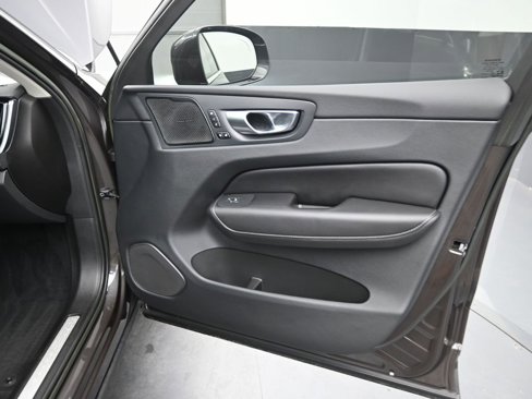 Certified 2023 Volvo XC60 B5 Ultimate w/ Protection Package Premier image 37