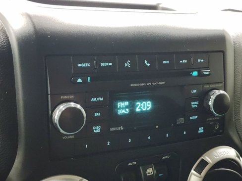 Used 2015 Jeep Wrangler Unlimited Rubicon w/ Connectivity Group image 22