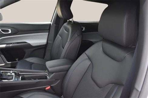 New 2025 Jeep Compass Latitude image 11