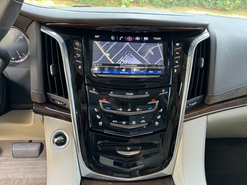 Used 2016 Cadillac Escalade ESV Luxury image 31