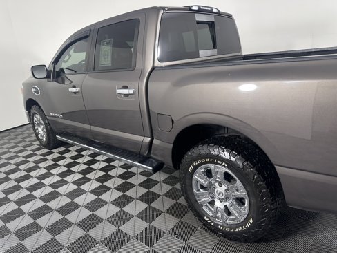 Used 2017 Nissan Titan SV image 7