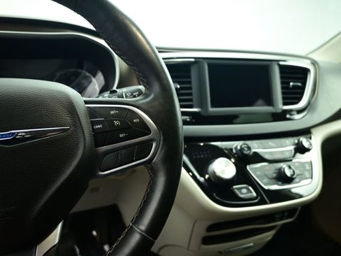 Used 2019 Chrysler Pacifica Touring-L image 13