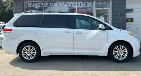 Used 2013 Toyota Sienna XLE image 2