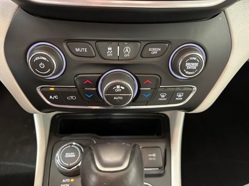 Used 2019 Jeep Cherokee Limited image 24