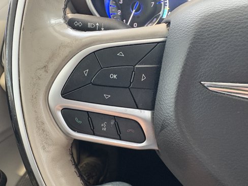 Used 2017 Chrysler Pacifica Limited image 13