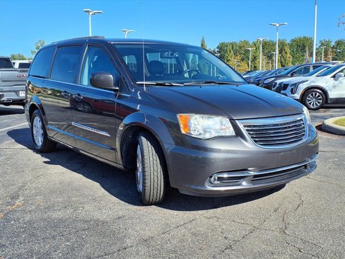 Used 2016 Chrysler Town & Country Touring image 28