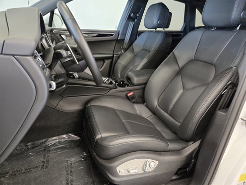 Certified 2025 Porsche Macan image 5
