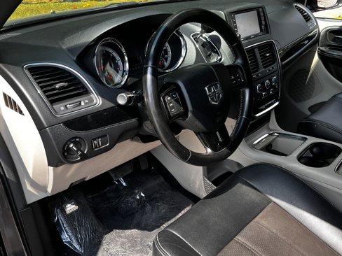 Used 2019 Dodge Grand Caravan SXT image 24