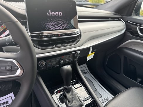 New 2025 Jeep Compass Limited image 18