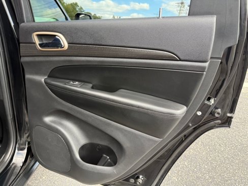 Used 2017 Jeep Grand Cherokee Laredo w/ Quick Order Package 23E image 24
