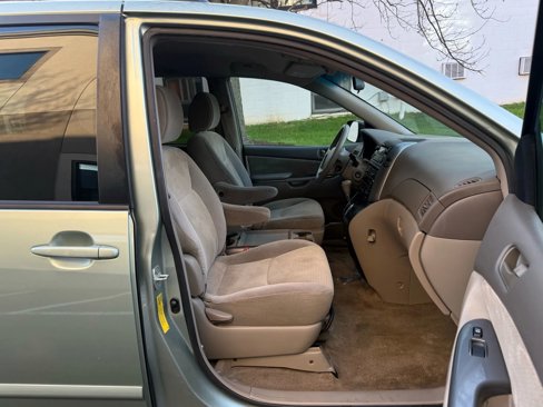 Used 2010 Toyota Sienna LE image 26