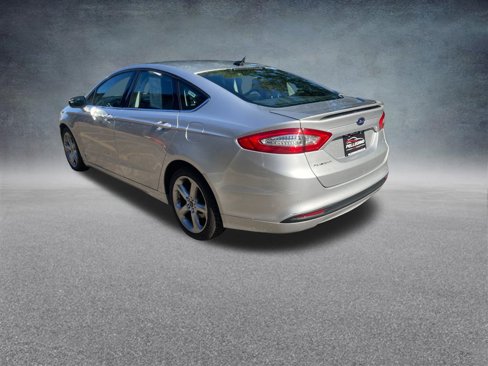 Used 2016 Ford Fusion SE image 3
