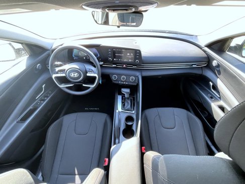 Certified 2025 Hyundai Elantra SE image 13