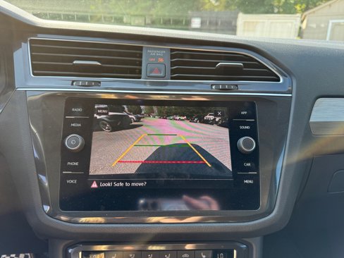 Used 2020 Volkswagen Tiguan SE w/ Panoramic Sunroof Package image 21