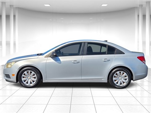 Used 2011 Chevrolet Cruze LS image 2