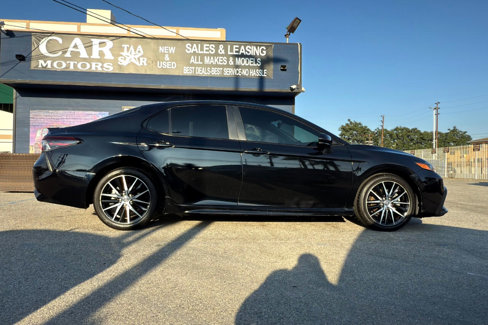 Used 2021 Toyota Camry SE image 4