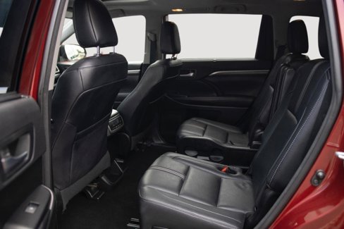 Used 2018 Toyota Highlander SE image 17