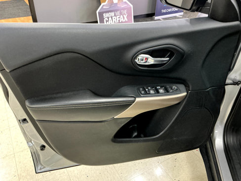 Used 2017 Jeep Cherokee Latitude image 11