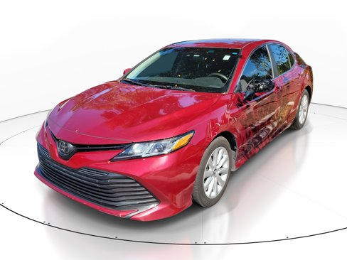 Used 2018 Toyota Camry LE image 3