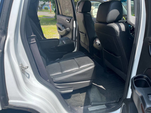 Used 2017 GMC Yukon SLT w/ Premium Edition image 11