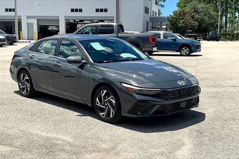 Used 2024 Hyundai Elantra Limited image 2