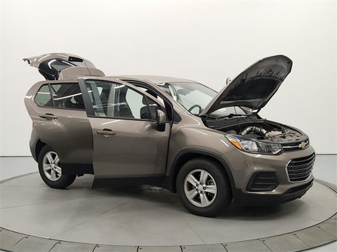 Used 2022 Chevrolet Trax LS w/ Tint and Cruise Package image 16