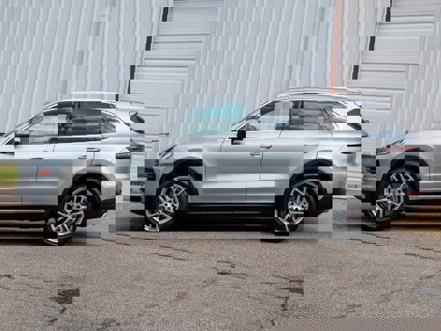 Certified 2022 Porsche Cayenne image 2
