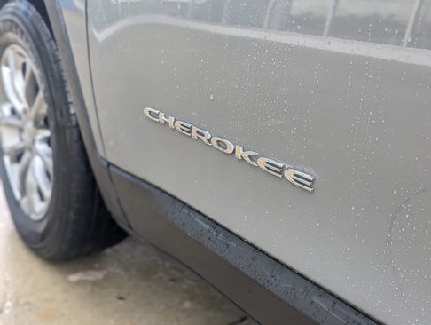 Used 2019 Jeep Cherokee Latitude Plus w/ Cold Weather Group image 13