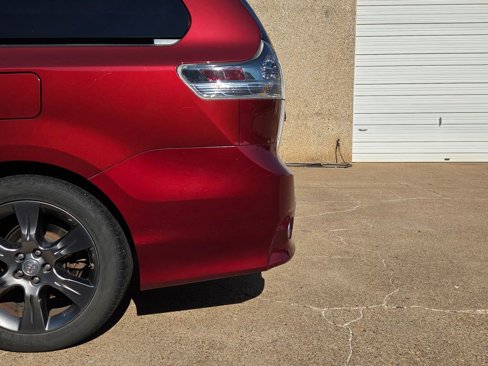 Used 2016 Toyota Sienna SE image 2