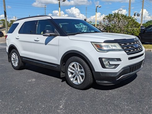 Used 2016 Ford Explorer XLT image 3