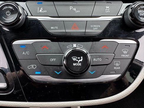 Used 2024 Chrysler Pacifica Select image 24