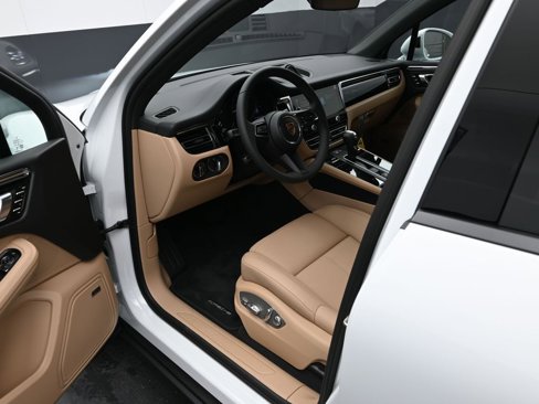 New 2026 Porsche Macan image 4