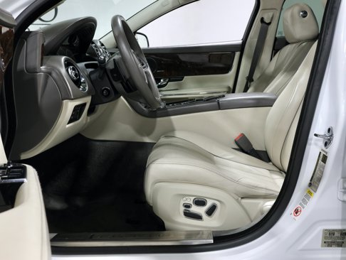 Used 2013 Jaguar XJ image 70