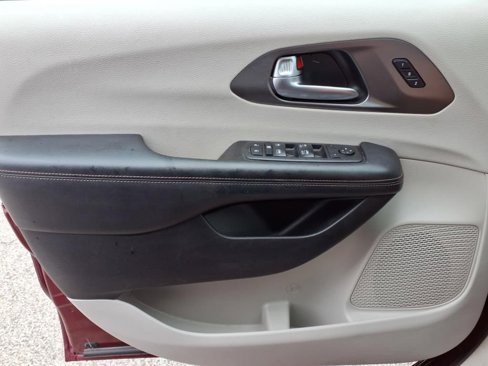Used 2020 Chrysler Pacifica Touring-L image 23