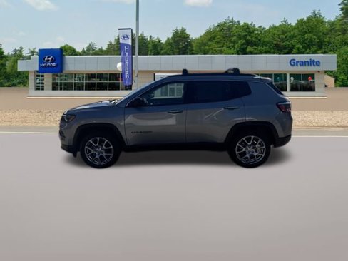 Used 2022 Jeep Compass Latitude w/ Sun and Sound Group image 11
