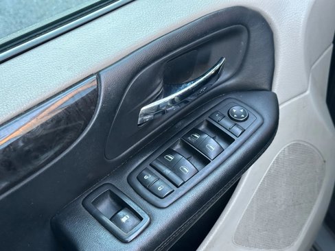 Used 2018 Dodge Grand Caravan SE image 30
