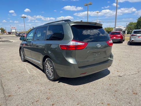 Used 2019 Toyota Sienna XLE image 3