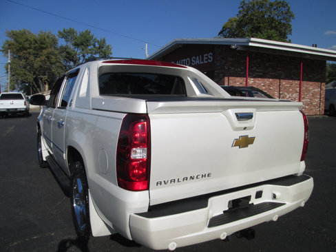Used 2013 Chevrolet Avalanche LTZ image 16
