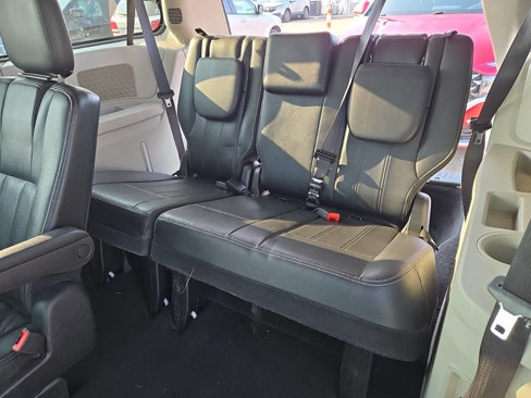 Used 2016 Chrysler Town & Country Touring image 8