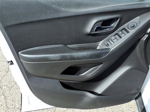 Used 2022 Chevrolet Trax LS w/ Tint and Cruise Package image 11