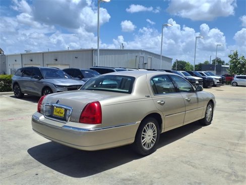 Used 2007 Lincoln Town Car Signature Limited image 2